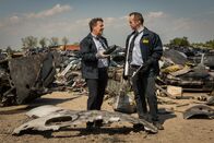 Mayday - Alarm im Cockpit – Brantford, Ontario, Kanada - (v.l.n.r.) NTSB-Ermittler (gespielt von Judah Katz) und Junior-Ermittler (gespielt von Jordan Till) inspizieren die Absturzstelle von Emery Worldwide Flight 17. (Cineflix 2017/Panagiotis Pantazidis)