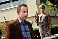 Alles Klara – Klara (Wolke Hegenbarth, rechts) und Hauptkommissar Paul Kleinert (Felix Eitner) ermitteln im Mordfall "König der Gartenzwerge".