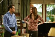 Two and a Half Men – Als Judith (Marin Hinkle, r.) erfährt, dass ihre Schwester sich an Alan (Jon Cryer, l.) ranmacht, versucht sie mit allen Mittel, dies zu verhindern ...