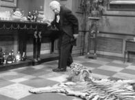 Dinner for One oder Der neunzigste Geburtstag – Freddie Frinton als Butler James.