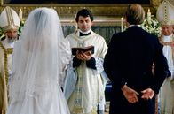 Vier Hochzeiten und ein Todesfall – Rowan Atkinson (Mi.) als verwirrter Priester in „Vier Hochzeiten und ein Todesfall“