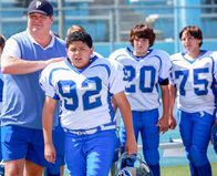Modern Family – Vorne, v.li.: Cameron Tucker (Eric Stonestreet), Manny Delgado (Rico Rodriguez).