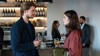 Conversations with Friends – Nach dem Kuss auf der Party wissen Frances (Alison Oliver) und Nick (Joe Alwyn) nicht, wo sie stehen. Das Wiedersehen fühlt sich für beide zunächst schräg an, doch das ändert sich schnell.