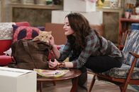 2 Broke Girls – Dass ihre geliebte Katze eine Überraschung für sie bereithält, damit hätte Max (Kat Dennings) nie und nimmer gerechnet ,..