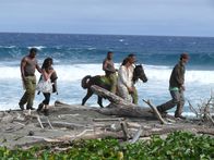 Boot Camp – Als die Flucht von Sophie (Mila Kunis, 2.v.l.), Ben und den anderen Jugendlichen scheitert, drohen ihnen drastische, unmenschliche und gefährliche Strafen ...