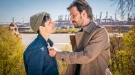 Notruf Hafenkante – Ole Kern (René Geisler, r.) unterstellt Transmann Paul Schrader (Oska Melina Borcherding, l.) eine Affäre mit seiner Frau.