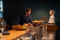 SOKO Stuttgart – Notwehr oder Mord? Im Fall eines getöteten Immobilienentwicklers ermittelt Hauptkommissar Jo Stoll (Peter Ketnath) in dem Restaurant, in dem das Opfer kurz vor seinem Tod gespeist hat. Offensichtlich kam es dort zu einer Auseinandersetzung mit der Kellnerin Mia Frenzen (Sarah Mahita). Kam es zum tödlichen Streit?