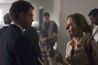 Green Zone – Kann der Geheimdienst Agent Clark Poundstone (Greg Kinnear, l.) der Journalistin Lawrie Dayne (Amy Ryan, r.) verschweigen, was im Irak vor sich geht?
