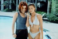 Wild Things – Der gemeinsame Hass auf ihren Lehrer schweißt die reiche Kelly (Denise Richards, r.) und Außenseiterin Suzie (Neve Campbell) zusammen.