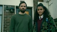 Kin – Michael Kinsella (Charlie Cox) und Anna Areoye (Hannah Adeogun)