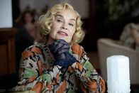 Filmnacht im ZDF: Marlowe – Dorothy Quincannon (Jessica Lange), ein früherer Filmstar und die Mutter von Clare, entwickelt ein eigenes Interesse an dem Vermisstenfall um Nico Peterson.