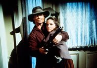 Unsere kleine Farm – Bandenchef Jake (James McIntire, l.) bedroht - mit Mary (Melissa Sue Anderson, r.) als Geisel - deren Vater Charles Ingalls ...