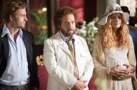 Barney's Version – Boogie (Scott Speedman, l), Bräutigam Barney (Paul Giamatti) und seine schwangere zukünftige Frau Clara (Rachelle Lefevre, r) bei Ihrer Trauung.