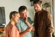 SOKO Stuttgart – Kommissar Jo Stoll (Peter Ketnath, r.) befragt Roland (Christian Kerepeszki, M.) und Elena Asch (Theresa Berlage, l.). Er zeigt den beiden ein Foto des Opfers: Die Tote war von Aschs Läuferinnen.