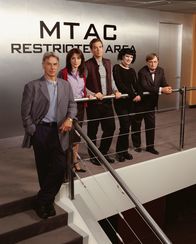 Navy CIS – (1. Staffel) - Naval Criminal Investigation Service: Leroy Gibbs (Mark Harmon, l.), Dr. Donald Mallard (David McCallum, r.), Caitlin Todd (Sasha Alexander, 2.v.l.), Abby Sciuto (Pauley Perrette, 2.v.r.) und Anthony DiNozzo (Michael Weatherly, M.) ...