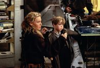 Star Force Soldier – Sandra (Connie Nielsen, l.)