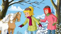 Bibi und Tina – Bibi (l.) und Tina (r.) entdecken seltene Abdrücke im Schnee.