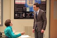 The Big Bang Theory – Sheldon (Jim Parsons, r.) muss unterrichten und Howard (Simon Helberg, l.) überrascht alle damit, dass er dabei die Schulbank drücken wird, während Bernadette und Penny aneinander geraten ...