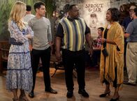 The Neighborhood – (v.l.n.r.) Gemma Johnson (Beth Behrs); Dave Johnson (Max Greenfield); Calvin Butler (Cedric the Entertainer); Tina Butler (Tichina Arnold)
