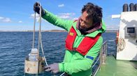 Die Tricks ... – Schadstoffe in Outdoorbekleidung: Jo Hiller findet Rückstände im Meer.