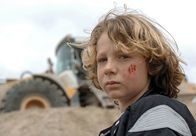 Der Dicke – MDR Fernsehen DER DICKE II. STAFFEL FOLGE 15, "Schussfahrt" Uhr. Die unerlaubte Schussfahrt mit dem Baustellenfahzeug haben nicht nur bei Bodo Merker (Fabian Meier) Schrammen hinterlassen.