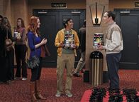 The Big Bang Theory – Noch ahnen Raj (Kunal Nayyar, M.) und Sheldon (Jim Parsons, r.) nicht, als sie auf Emily (Laura Spencer, l.) treffen, dass sie in männlicher Begleitung ist ...