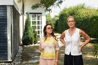 SOKO Stuttgart – Im Garten der Entzugsklinik "Villa Uma" spricht Sylvie Eckert (Katja Weitzenböck, r.) mit ihrer Patientin Anabelle Winter (Sonja Kirchberger, l.) über die grausame Tat. Die beiden scheinen ein vertrautes Verhältnis zueinander zu pflegen.