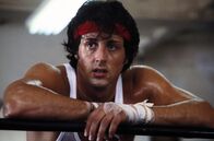 Rocky II – Nachdem Rocky (Sylvester Stallone) den Champion Apollo Creed besiegen konnte, will er mit seiner Frau Adrian eigentlich nur in Frieden leben. Da er jedoch knapp bei Kasse ist, nimmt er einen neuen Kampf an ...