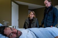 Wendland – Remy Luger (Christoph Bach, l.) liegt im Krankenhaus. Kira Engelmann (Bettina Burchard, M.) und Jakob Stiller (Ulrich Noethen, r.) statten ihm einen Besuch ab.