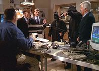 Diagnose: Mord – Steve (Barry Van Dyke) und Jesse (Charlie Schlatter) setzen, als Gangster getarnt, die Betrüger Cutler, Eddie (Christopher John Fields, 2.v.l.) und Ryan unter Druck, die Dr. Sloan (Dick Van Dyke, r.) hintergangen haben.
