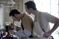 Ripper Street – Police Constable Hobbs (JONATHAN BARNWELL, r.) schaut Captain Homer Jackson (ADAM ROTHENBERG, l.) über die Schulter.