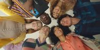 Spellbound - Verzaubert in Paris – Von links im im Uhrzeigersinn: Mia (Abigail O'Regan), Jack (Sam Darius), Simone (Margherita Barbieri), Benoit (Étienne Moana), Cece (Hailey Romain) und Finn (Zac Gabriel Werb): Sie gründen die Hip-Hop-Gruppe "BLOK" neu. Und sie beschließen, beim Hip-Hop-Wettbewerb mitzumachen. Heimlich, damit es der Direktor der Schule, Armando Castillo, nicht mitbekommt.