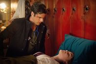 Under the Dome – Wird Sam (Eddie Cahill, l.) Melanie (Grace Victoria Cox, r.) wirklich das Leben retten?