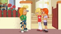 Power Sisters – Nat und Lulu betrachten skeptisch Marines selbstgemachte angeblich top-modische Löcher-Jeans.
