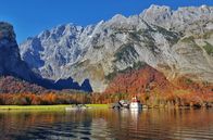 Erlebnis Erde: Natur am Königssee – Die Wallfahrtskirche St. Bartholomä am Königssee: Im Herbst kleiden die umliegenden Bäume sich in ein farbenfrohes Laubkleid.