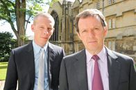 Lewis – Inspektor Robert Lewis (Kevin Whately, r.) fragt sich, ob er seinem Assistenten James Hathaway (Laurence Fox, l.) noch trauen kann.