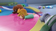 Unser Sandmännchen – Luzi hat ihr Seepferdchen gemacht und will den Moffels im Schwimmbad zeigen, wie man das Abzeichen erhalten kann.
