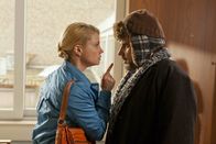 Danni Lowinski – Neben Ulla vertritt Danni (Annette Frier, l.) den Bettler Bartl (Bruno Cathomas, r.), der angezeigt wurde, weil er gebettelt hat. Danni kümmert sich, schließlich weiß sie, dass Betteln in Köln nicht verboten ist. Dass sie einen schwierigen Fall am Wickel hat, begreift sie erst, als ihr klar wird, dass Bettler Bartl ein Millionärs-Erbe ist und neben dem teuren Auto auch noch eine Villa sein eigen nennt ...