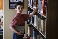 Young Sheldon – Soll Georgie Nachhilfe geben, als dieser droht wegen schlechter Noten aus dem Football Team zu fliegen: Sheldon (Iain Armitage) ...