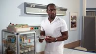 Rote Rosen – Hendrik (Jerry Kwarteng) entscheidet sich angespannt, aufgrund seiner Fahrigkeit ein Medikament zu nehmen