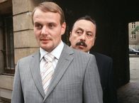 Wieder im Amt - Der Job seines Lebens 2 – Referent Delbrück (Devid Striesow, li.) präsentiert Erwin Strunz (Wolfgang Stumph) seine Bodyguards.