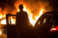 Tatort – Entsetzt schaut Oberkommissarin Karin Gorniak (Karin Hanczewski) auf das brennende Auto des Schwimmtrainers.