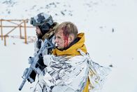 Alex Rider – Alex Rider (Otto Farrant, r.) und Wolf (Howard Charles, l.) möchten die Eliteschule "Point Blanc" stürmen. Als einstiger Entführer von Alex Rider, muss Wolf zunächst dessen Vertrauen wiedergewinnen.