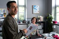 Die Rosenheim-Cops – Frau Stockl (Marisa Burger, r.) hat neue Informationen für Kommissar Kaya (Baran Hęvî, l.).