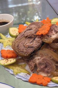 Stadt Land Kunst – In Thái Bình wird das in Scheiben geschnittene Rindfleisch mit Gemüse und einer Soße aus fermentiertem Soja serviert.