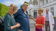 Praxis mit Meerblick – Ole Fleet (Marc Zwinz) hat starke Schmerzen und kommt mit Nora Kaminski (Tanja Wedhorn) und Franziska Jäger (Tina Amon Amonsen,li.) an der Praxis an. Dr. Hannes Stresow (Benjamin Grüter, re.) ist bereits zur Stelle.