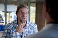 Der letzte Bulle – (2. Staffel) - Zwischen Meisner (Robert Lohr, r. und Mick (Henning Baum, l.) herrscht Eiszeit, denn der Pathologe ist überzeugt, dass das Scheitern der Hochzeit Micks Verdienst ist. Als der Konflikt immer weiter eskaliert, verdonnert Ferchert auch Meisner zur Therapie bei der attraktiven Psychologin Tanja Haffner ...