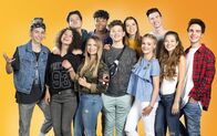 Spotlight – L-R: Milan (Simon Zeller), Lotte (Jesina Amweg), Azra (Lea Mirzanli), Ruby (Lisa Küppers), Rocco (Malcom Meckert), Tim (Moritz Schirdewahn), Emily (Nevena Schöneberg), Greta (Chiara Tews), Jannik (Dennis Oertel), Toni (Luana Knöll), Luke (Mike Singer).