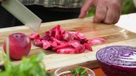 Zu Tisch ... – Zu Tisch Devon – Grossbritanien Der durchgehend rote Pendragon Apfel ist vielseitig verwendbar Copyright: SRF/Reiner Bauer