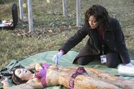 Castle – Eine Studentin (Vanessa Motta, l.) wird tot aufgefunden und Lanie Parish (Tamala Jones, r.) versucht ihre Todesursache herauszufinden.